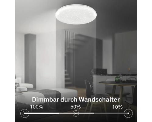 LED-Deckenleuchte mit Sternenhimmel-Effekt in einem Wohnzimmer, dimmbar durch Wandschalter in Stufen von 100, 50 und 10 Prozent.