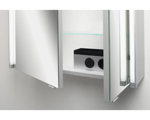 Spiegelschrank mit LED-Beleuchtung, Glaseinlegeboden und integrierter Steckdose sowie Lichtschalter im Innenraum.