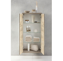 Offener Badezimmer-Wandschrank in Holzoptik mit Glaseinlegeböden, befüllt mit Pflegeprodukten und Handtüchern.