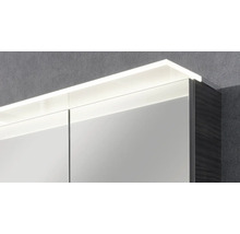 Detailansicht eines Badezimmerspiegelschranks mit integrierter LED Beleuchtung an der Oberseite und dunkler Seitenwand.