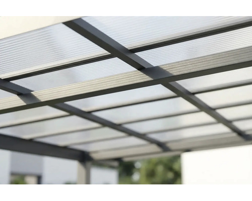 Terrassenüberdachung mit Polycarbonatstegplatten und dunklem Metallrahmen in der Detailansicht.