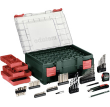 Metabo Zubehörset mit Bit-Sätzen, Bohrern, Maßband, Cuttermesser und Bleistift in einer stapelbaren Kunststoffbox mit transparentem Deckel.