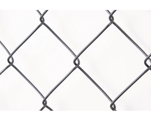 Maschendrahtzaun mit rautenförmigem Geflecht aus Metalldraht.