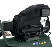Detailansicht eines Kompressors mit Motor, Druckschalter und Kabelhalterung auf dem Tank.