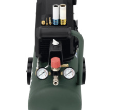 Metabo Kompressor mit zwei Manometern, Druckregler und integrierter Zubehörhalterung.