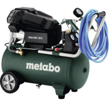 Grüner Metabo Kolbenkompressor Basic 400-50 Volt mit Metabo Logo, Druckbehälter, Rädern, Manometern, blauem Druckluftschlauch und Spritzpistole.