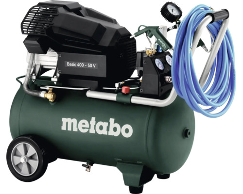 Grüner Metabo Kolbenkompressor Basic 400-50 Volt mit Metabo Logo, Druckbehälter, Rädern, Manometern, blauem Druckluftschlauch und Spritzpistole.