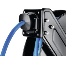 Detailaufnahme einer Schlauchtrommel mit blauem Schlauch und schwarzer Metallführung.