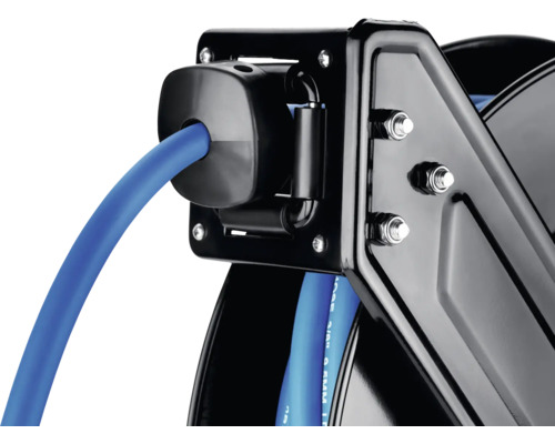 Detailaufnahme einer Schlauchtrommel mit blauem Schlauch und schwarzer Metallführung.