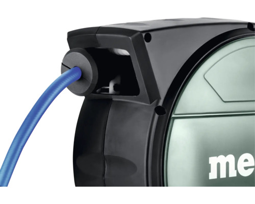 Nahaufnahme einer automatischen Schlauchtrommel mit Schlauchführung, Schlauchstopp, blauem Schlauch und Metabo Logo.