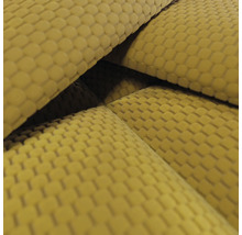 Detailaufnahme eines gelben Stoffes mit strukturierter Waffeloptik oder quadratischem Muster.