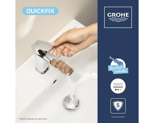 GROHE Logo. Badarmatur mit Hand am Hebel und fließendem Wasser. Inklusive QuickFix, QuickTool, Design aus Deutschland und 5 Jahre Garantie.