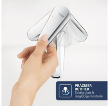 Hand bedient den Hebel einer Grohe Armatur zur Veranschaulichung von präzisem Betrieb und langlebiger Kontrolle.