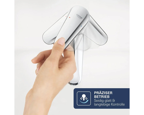 Hand bedient den Hebel einer Grohe Armatur zur Veranschaulichung von präzisem Betrieb und langlebiger Kontrolle.