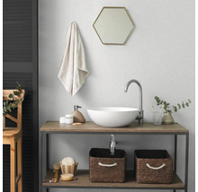 Modernes Badezimmer mit weißem Aufsatzwaschbecken, hohem Wasserhahn, sechseckigem Spiegel und Holz-Waschtisch mit Aufbewahrungskörben.