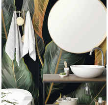 Modernes Badezimmer mit Vliestapete im tropischen Blattdesign, weißem Aufsatzwaschbecken, rundem Spiegel und Holzwaschtisch.