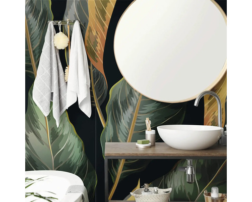 Modernes Badezimmer mit Vliestapete im tropischen Blattdesign, weißem Aufsatzwaschbecken, rundem Spiegel und Holzwaschtisch.