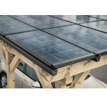 Solarmodule montiert auf einem Carport aus Holz mit einem geparkten Auto darunter.