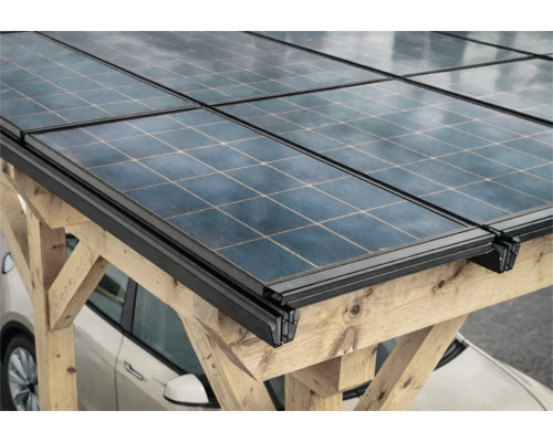Solarmodule montiert auf einem Carport aus Holz mit einem geparkten Auto darunter.