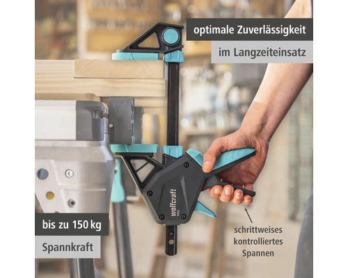 Wolfcraft Einhandzwinge PRO fixiert ein Holzbrett auf einer Werkbank, kontrolliertes Spannen mit bis zu 150 Kilogramm Spannkraft.