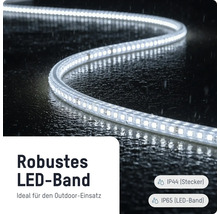 Robustes LED-Band für den Außenbereich, strahlwassergeschützt und spritzwassergeschützter Stecker, weiß leuchtend auf nassem Boden.