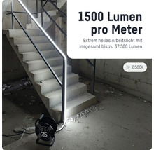 Hell beleuchtetes Treppenhaus im Rohbau mit LED-Baustrahler-Streifen am Geländer, 1500 Lumen pro Meter, 37500 Lumen, 6500 Kelvin tageslichtweiß.