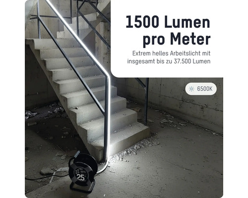 Hell beleuchtetes Treppenhaus im Rohbau mit LED-Baustrahler-Streifen am Geländer, 1500 Lumen pro Meter, 37500 Lumen, 6500 Kelvin tageslichtweiß.