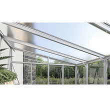 Moderne Terrassenüberdachung aus Aluminium mit lichtdurchlässigen Paneelen und gläsernen Seitenwänden, Blick in einen grünen Garten.