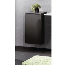 Moderner wandhängender Badschrank in Dunkelgrau mit Pflanze auf strukturiertem Hintergrund und dunklem Fliesenboden mit hellem Teppich.
