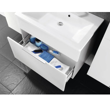 Waschtischunterschrank mit Waschbecken und einer geöffneten Schublade, die mit Handtüchern und verschiedenen Badutensilien gefüllt ist.