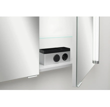 Spiegelschrank-Innenraum mit Steckdose, Drehschalter und Glaseinlegeboden.