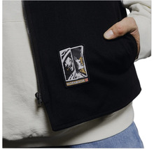 Schwarze Weste mit Reißverschluss, Hornbach Logo und Tasche über einem hellen Hoodie.