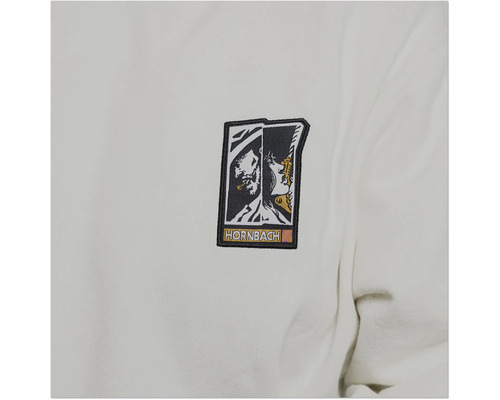 Hornbach Logo auf weißer Kleidung.