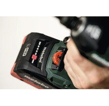 Nahaufnahme eines Metabo Elektrowerkzeugs mit LiHD Akku und Einstellrad, Metabo Logo.