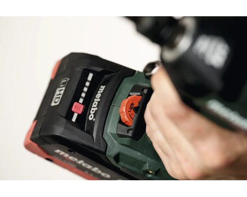 Nahaufnahme eines Metabo Elektrowerkzeugs mit LiHD Akku und Einstellrad, Metabo Logo.