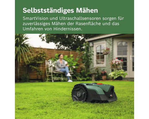 Bosch Mähroboter mäht selbstständig einen Rasen im Garten mit SmartVision und Ultraschallsensoren zur Hindernisvermeidung.