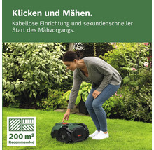 Eine Frau bedient einen Bosch Mähroboter in einem hellen, gepflegten Garten auf einer Rasenfläche. Empfohlen für 200 Quadratmeter.