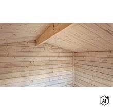 Innenansicht eines Gartenhauses aus Holz mit sichtbaren Wandbohlen und Dachbalken. (Image AI modified or generated)