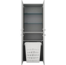 Badezimmer-Hochschrank mit geöffneten Türen, Glaseinlegeböden und integriertem Wäschekorb zum Herausziehen.