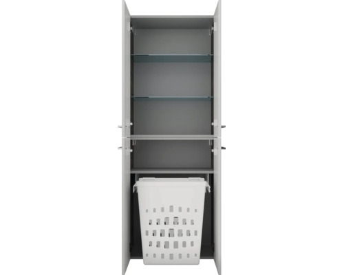 Badezimmer-Hochschrank mit geöffneten Türen, Glaseinlegeböden und integriertem Wäschekorb zum Herausziehen.