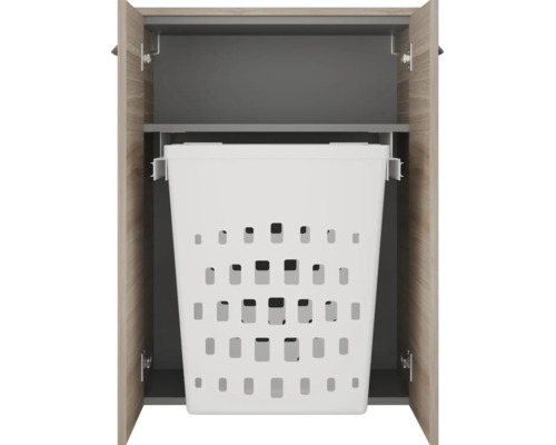 Einbau-Wäschekorb aus Kunststoff in einem geöffneten Holzschrank mit Auszugssystem und einem Regalboden darüber.