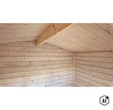Innenansicht eines Gartenhauses aus unbehandelten Holzprofilen mit sichtbarem Dachbalken und Wandverkleidung. (Image AI modified or generated)