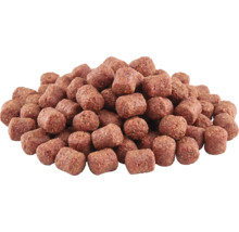 Haufen zylindrischer Hundesnacks aus Fleisch.