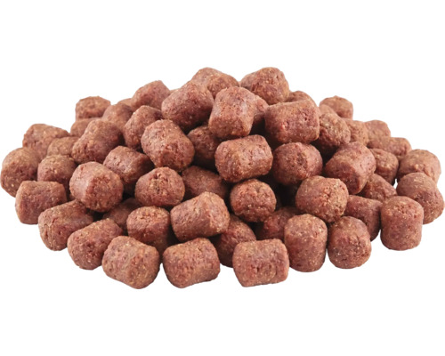 Haufen zylindrischer Hundesnacks aus Fleisch.