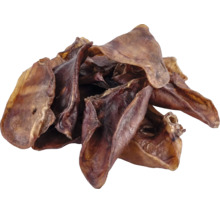 Natürliche getrocknete Schweineohren als Kausnack für Hunde.