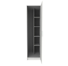 Weißer Besenschrank mit geöffneter Tür, grauer Innenseite, einem hohen Fach und vier kleinen Regalfächern.