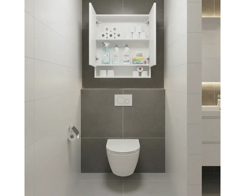 Wand-WC mit geöffnetem weißen Hängeschrank darüber, gefüllt mit Toilettenpapier und Putzmitteln in einem modern gefliesten Badezimmer.