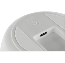 Nahaufnahme einer Einschalttaste mit Power-Symbol und eines USB-C-Ladeanschlusses an einem elektronischen Gerät.