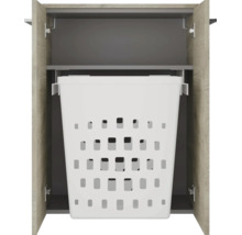 Badezimmerschrank geöffnet mit eingebautem ausziehbarem Wäschekorb aus Kunststoff unter einem Einlegeboden.