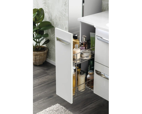 Organisierter weißer Badezimmer-Auszugschrank mit zweistufigem Metall-Drahtkorb und Pflegeprodukten in einem hellen Badezimmer.